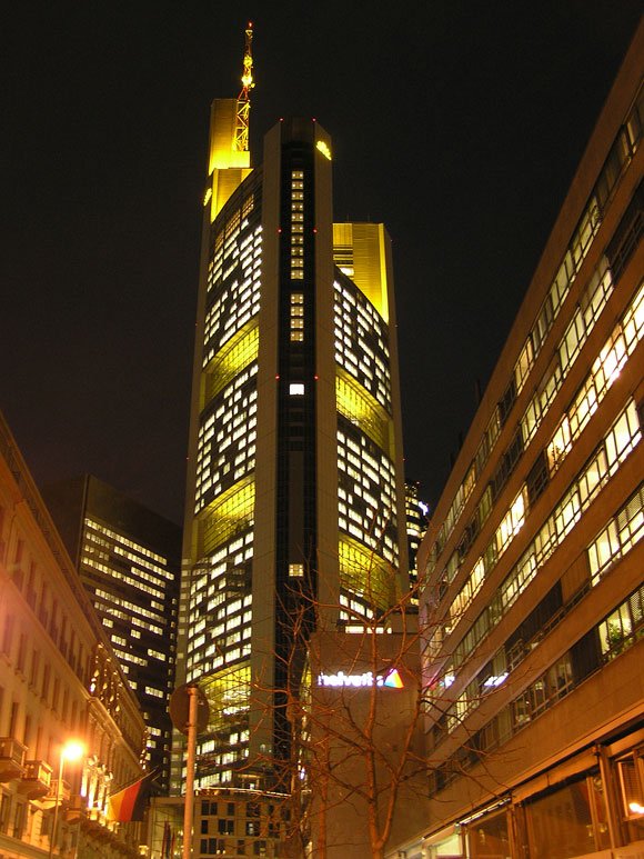 Die Hochhäuser bestimmen die Skyline der Bankenstadt Frankfurt auch bei Nacht
