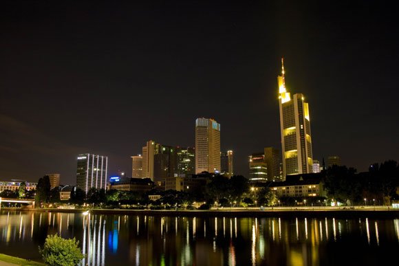 Frankfurter Skyline bei Nacht mit Main